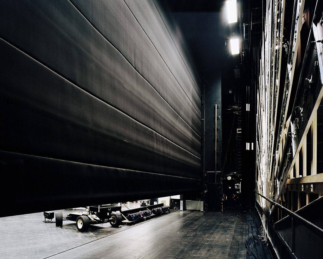 Denna T8000 vägg är monterad i Göteborgs operahus och är svart på ena sidan och ljus på andra sidan.