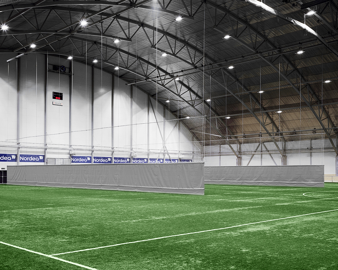 En gigantisk nätvägg för inomhusfotbollsarenor och dylika miljöer. Specialutvecklad av Saxi Vägg AB.